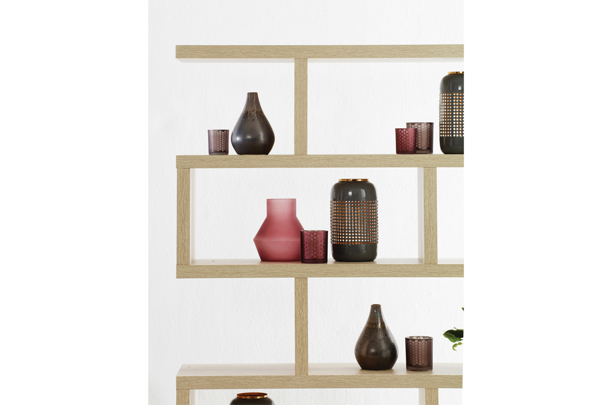 Απεικονίζεται η βιβλιοθήκη με διάφορα διακοσμητικά πάνω της.